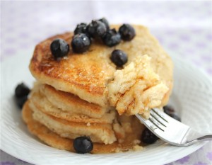 pancake; fonte: http://jeanetteshealthyliving.com/2011/06/homemade-glutendairyegg-free-vegan-pancake-recipe.html